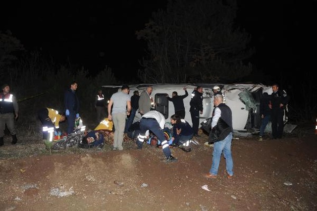 Eskişehir'de Facianın Eşiğinden Dönüldü! Servis Midibüsü Devrildi: 15 Yaralı