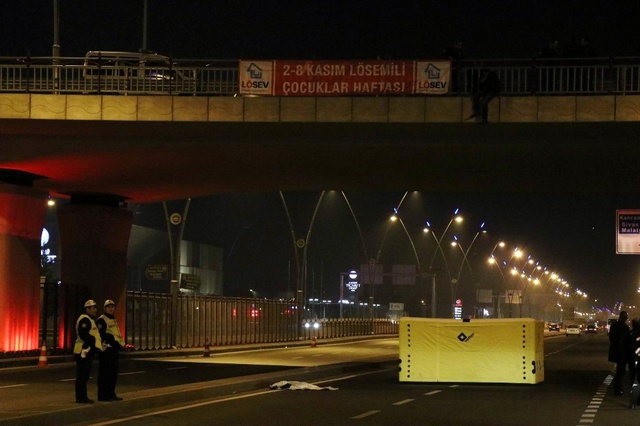 İntihar Eden Vatandaşı Görenler, Sosyal Medyadan Canlı Yayın Derdine Düştü