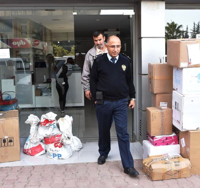 Kargosundan Şişme Kadın Çıkan Vatandaş, Kargo Çalışanının Telefonunu Gasp Etti
