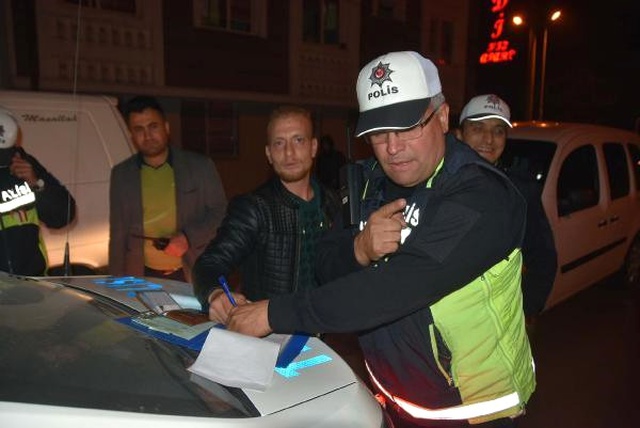 Alkollü Yakalanan Sürücü, Polisleri Tebrik Edip Alkol Almaya Devam Etti