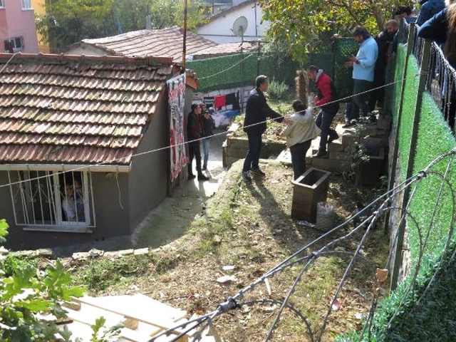 Ümraniye'de Yıkım Gerginliği! Çatıda Ateş Yakıp İntihara Kalkıştılar