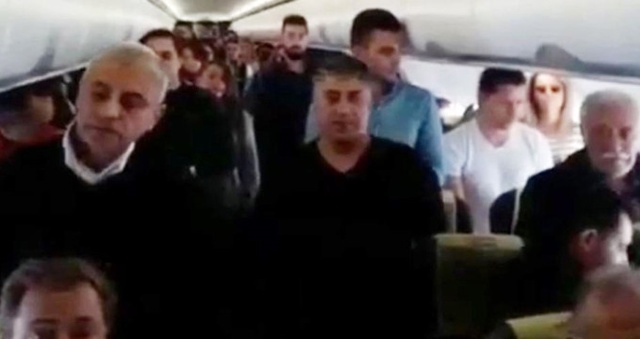 Ankara-İstanbul Seferini Yapan Uçaktaki Yolculardan Ata'ya Saygı Duruşu