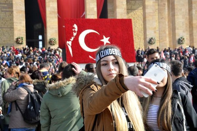 Anıtkabir'de İnsan Seli! Vatandaşlar Bayraklarını Alıp Ata'nın Huzuruna Geldi