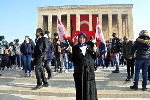 Anıtkabir'de İnsan Seli! Vatandaşlar Bayraklarını Alıp Ata'nın Huzuruna Geldi