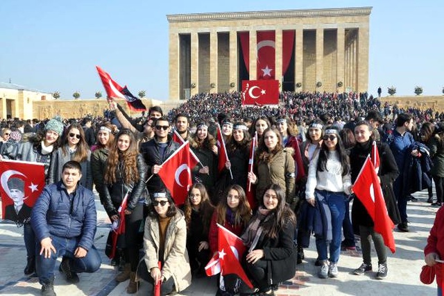 Anıtkabir'de İnsan Seli! Vatandaşlar Bayraklarını Alıp Ata'nın Huzuruna Geldi