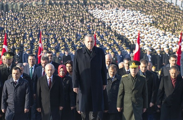Anıtkabir'de İnsan Seli! Vatandaşlar Bayraklarını Alıp Ata'nın Huzuruna Geldi