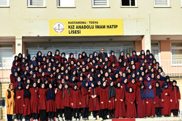 Tosya Kız İmam Hatip Lisesi Öğrencileri, Atatürk İmzalı Koreografi Oluşturdu!