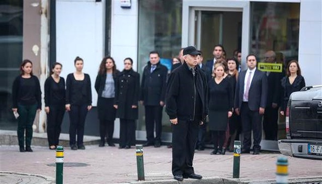 Türkiye Ata'sına Ağlıyor! Saat 9'u 5 Geçe, Tüm Ülkede Hayat Durdu