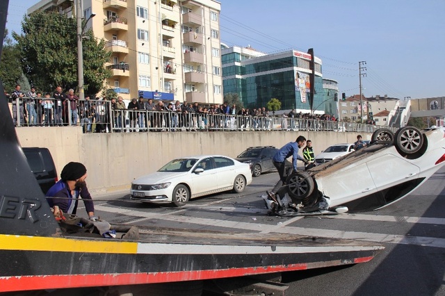 Kaza Yapan Araç Ters Döndü, Meraklılar Yol Kenarını Tribüne Çevirdi