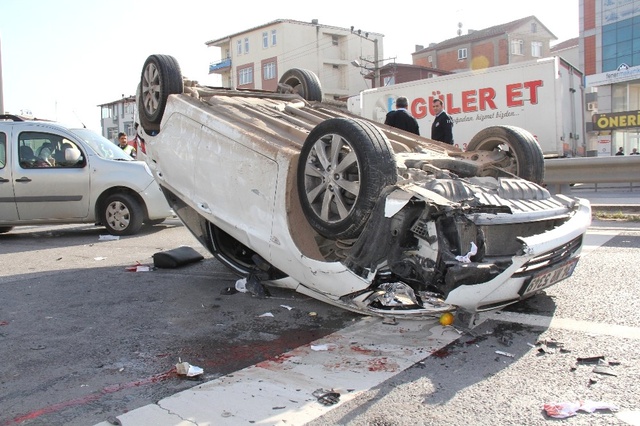 Kaza Yapan Araç Ters Döndü, Meraklılar Yol Kenarını Tribüne Çevirdi