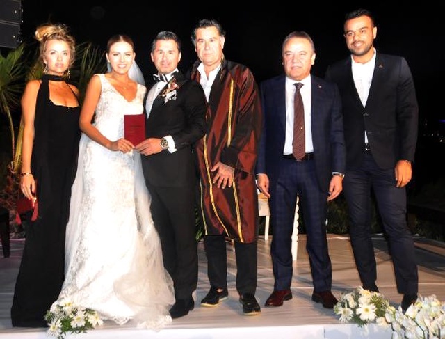 Evli Çift Öpüşünce Kavga Çıktı, Kalkmak Üzere Olan Uçak Pistten Geri Döndü