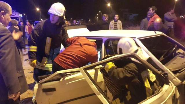 Denizli'de İki Otomobil Çarpıştı: 1 Çocuk Öldü, 10 Kişi Yaralandı