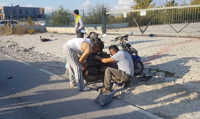 Kaza Sonrası İnanılmaz Görüntü! Yanında Getirdiği Hortumla Motosikletten Benzin Çaldı