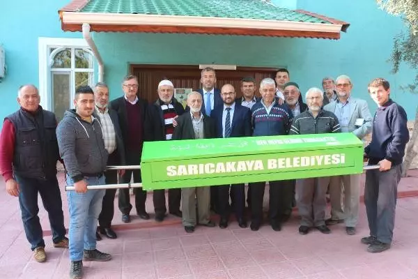 Tabutun Sağlamlığını Kontrol Etmek İsteyen Emekli Öğretmen, Herkesi Kahkahaya Boğdu