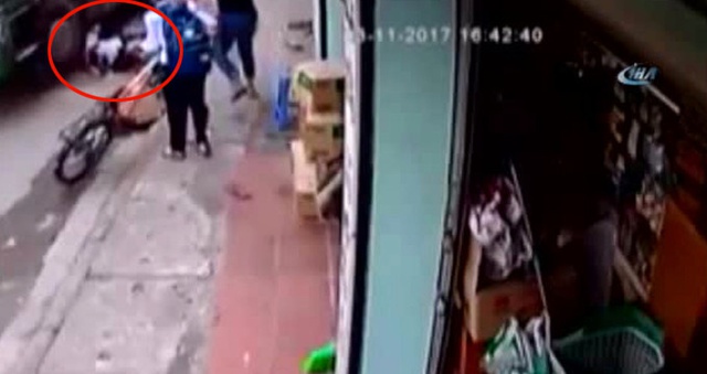 Mucize Kurtuluş! TIR, Çocuğun Sırtındaki Çantanın Üzerinden Geçti