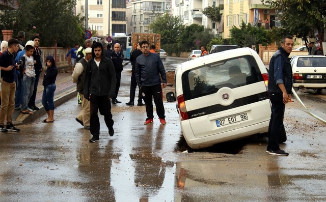 Antalya'da Yağış Nedeniyle Yol Çöktü, Halk Otobüsü Mahsur Kaldı