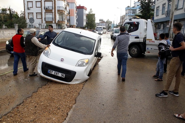 Antalya'da Yağış Nedeniyle Yol Çöktü, Halk Otobüsü Mahsur Kaldı