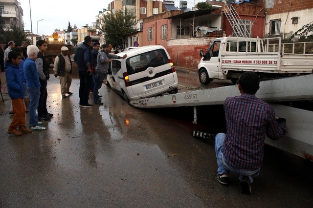 Antalya'da Yağış Nedeniyle Yol Çöktü, Halk Otobüsü Mahsur Kaldı