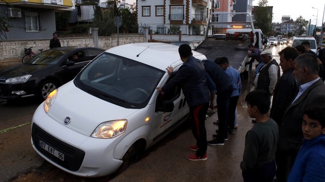 Antalya'da Yağış Nedeniyle Yol Çöktü, Halk Otobüsü Mahsur Kaldı