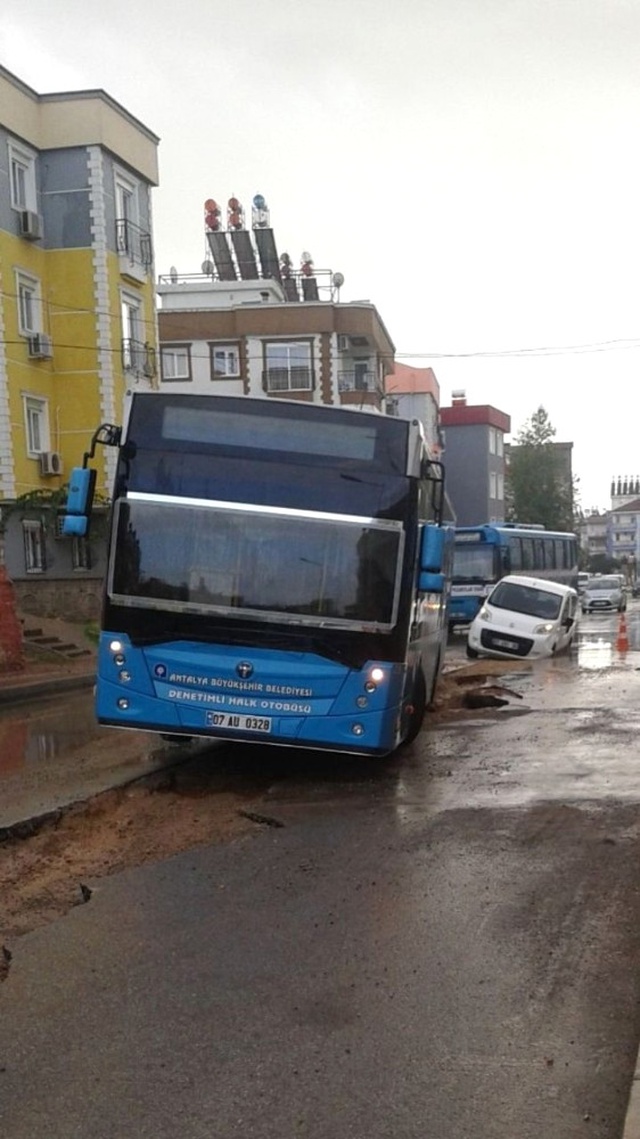 Antalya'da Yağış Nedeniyle Yol Çöktü, Halk Otobüsü Mahsur Kaldı