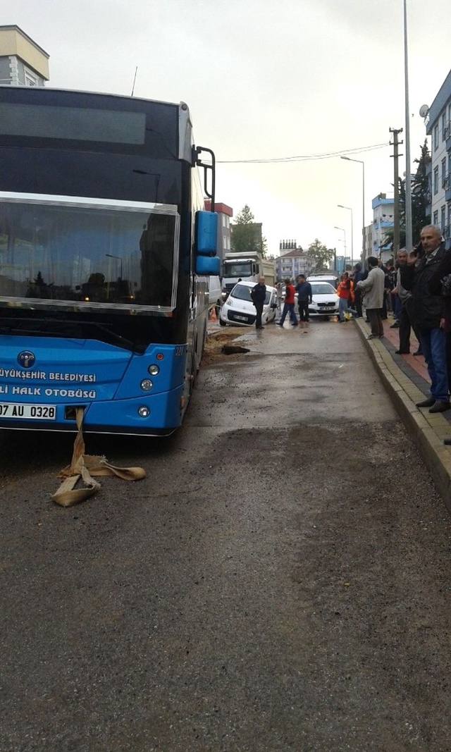 Antalya'da Yağış Nedeniyle Yol Çöktü, Halk Otobüsü Mahsur Kaldı