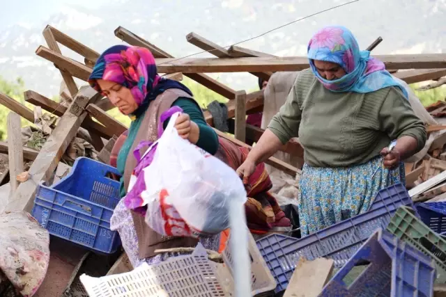 Hortum Faciasını Gözyaşlarıyla Anlattı: Allah'ım Koru Bizi Derken Kafamıza Tavan Çöktü