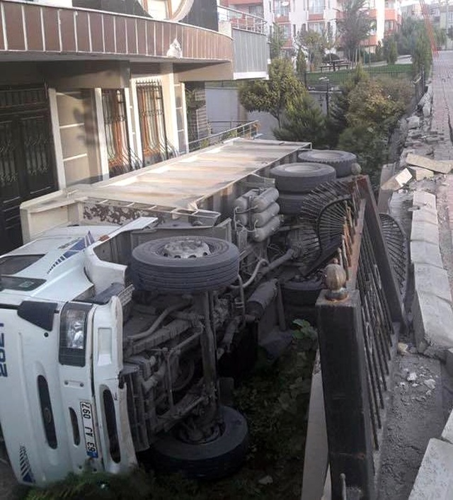Kan Donduran Görüntü: Kamyon Apartmanın Bahçesine Uçtu
