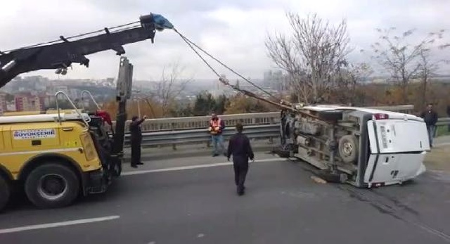 TEM Okmeydanı Bağlantı Yolunda Kaza! Yol Bir Süre Trafiğe Kapandı