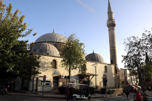 400 Yıllık Tekeli Mehmet Paşa Camii'nin Kapısındaki Tarihi Altın Yaldızlar Kayboldu