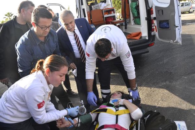 Bakan Fakıbaba, Konvoyunun Önündeki Kazada Yaralananlarla Yakından İlgilendi