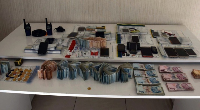 10 İlde Vatandaşları Soyan Dolandırıcıların Evinden Servet Çıktı
