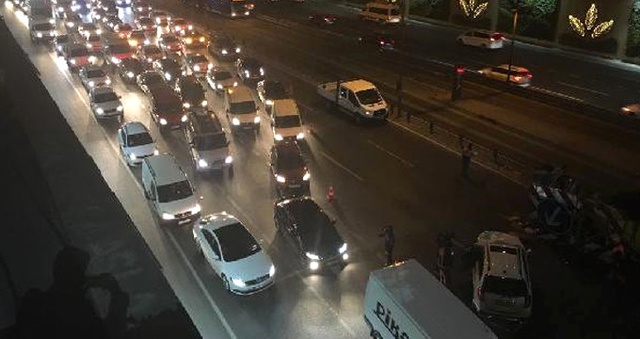 Edirnekapı Metrobüs Durağı Yanında 4 Araç Birbirine Girdi: 5 Yaralı, Trafik Felç!