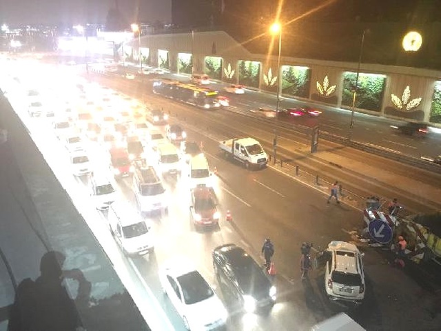 Edirnekapı Metrobüs Durağı Yanında 4 Araç Birbirine Girdi: 5 Yaralı, Trafik Felç!