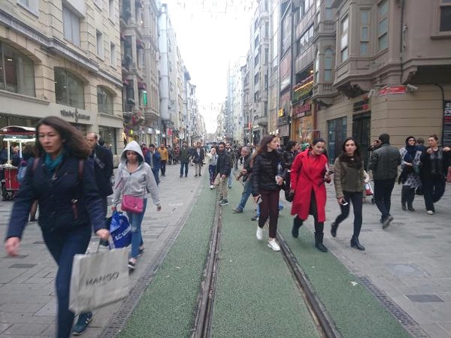 İstiklal Caddesi'nde Tramvay Yolu Yeşillendi, Vatandaş Ne Olduğunu Anlamadı!