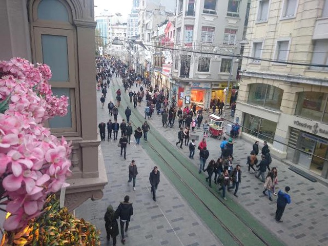 İstiklal Caddesi'nde Tramvay Yolu Yeşillendi, Vatandaş Ne Olduğunu Anlamadı!