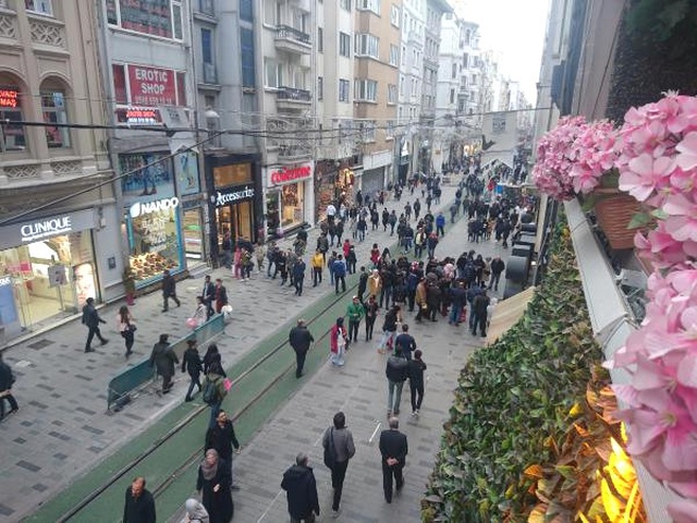 İstiklal Caddesi'nde Tramvay Yolu Yeşillendi, Vatandaş Ne Olduğunu Anlamadı!