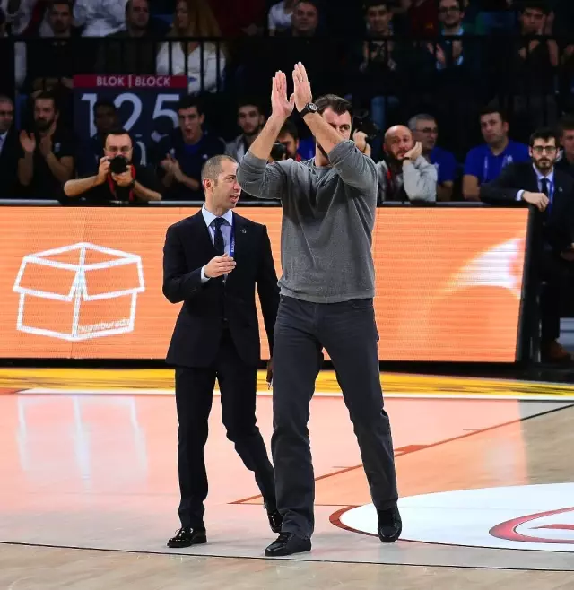 Anadolu Efes'ten Mehmet Okur'a Plaket