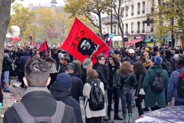 Macron'un Reformlarını Beğenmeyen Parisliler, Sokakları Savaş Alanına Çevirdi!