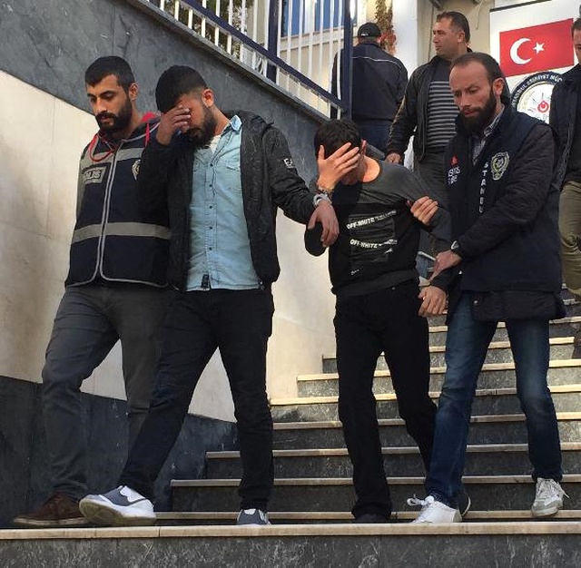 Turistleri Güpegündüz Soyan 2 Gaspçı, Yeni Kurbanlarını Ararken Yakalandı