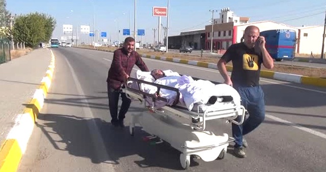 Ambulans Talepleri Reddedilince, Yatalak Annelerini Sedye ile Eve Götürdüler!