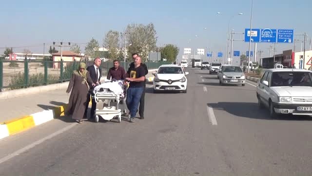 Ambulans Talepleri Reddedilince, Yatalak Annelerini Sedye ile Eve Götürdüler!