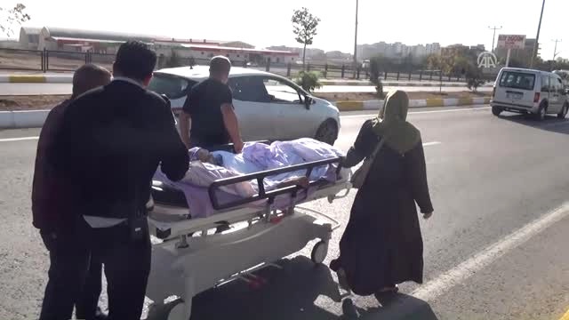 Ambulans Talepleri Reddedilince, Yatalak Annelerini Sedye ile Eve Götürdüler!