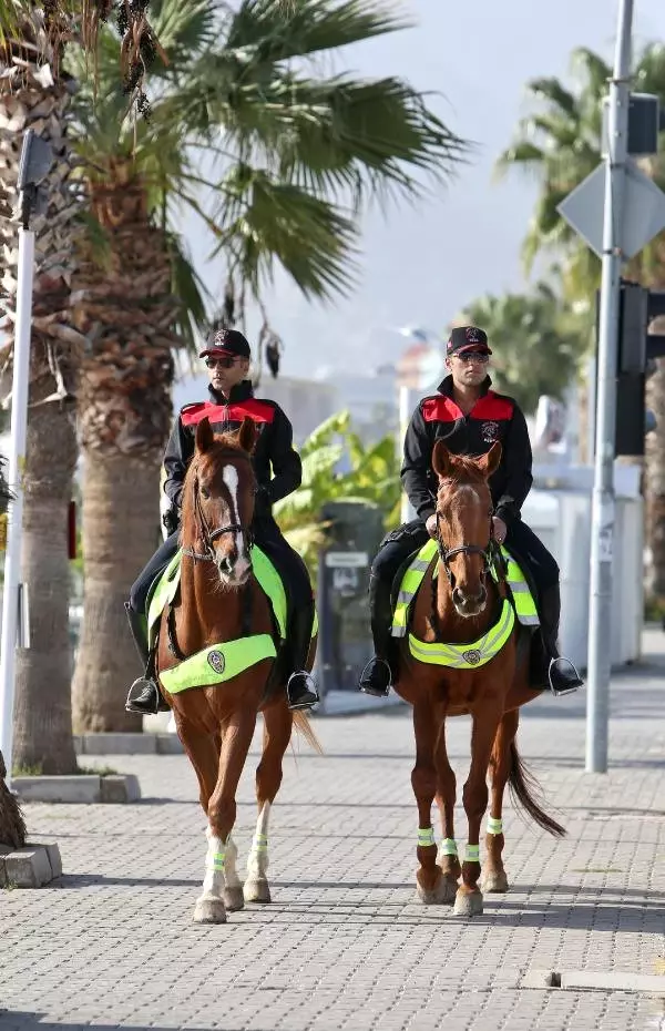 Antalya'da Atlı Polislere Büyük İlgi: Vatandaşlar ve Turistler Selfie Yarışına Giriyor