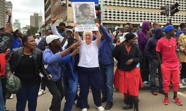 Zimbabve Halkı Darbe İçin Orduya Teşekkür Ederek Sokaklarda Kutlama Yaptı