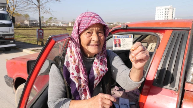 71 Yaşındaki Fatma Teyze, Kamyonetiyle Semt Pazarlarına Ürün Taşıyor