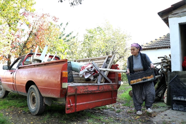 71 Yaşındaki Fatma Teyze, Kamyonetiyle Semt Pazarlarına Ürün Taşıyor