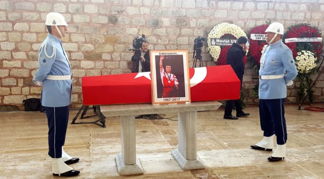 Naim Süleymanoğlu'nun Cenazesine İlk Antrenörü Enver Türkileri de katıldı