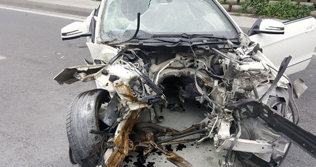 Alkol ve Hız Feci Kazaya Yol Açtı! Lüks Aracın Motoru Metrelerce Uzağa Fırladı