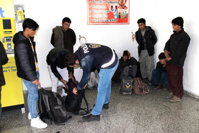 Kaçak Göçmenler İstanbul'da Değil, Sivas'ta Olduklarını Polisten Öğrendi