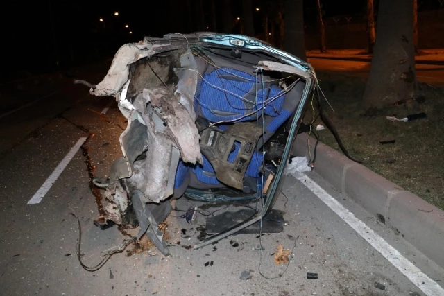 Adana'da Ağaçlara Çarpan Otomobil İkiye Ayrıldı: 5 Yaralı